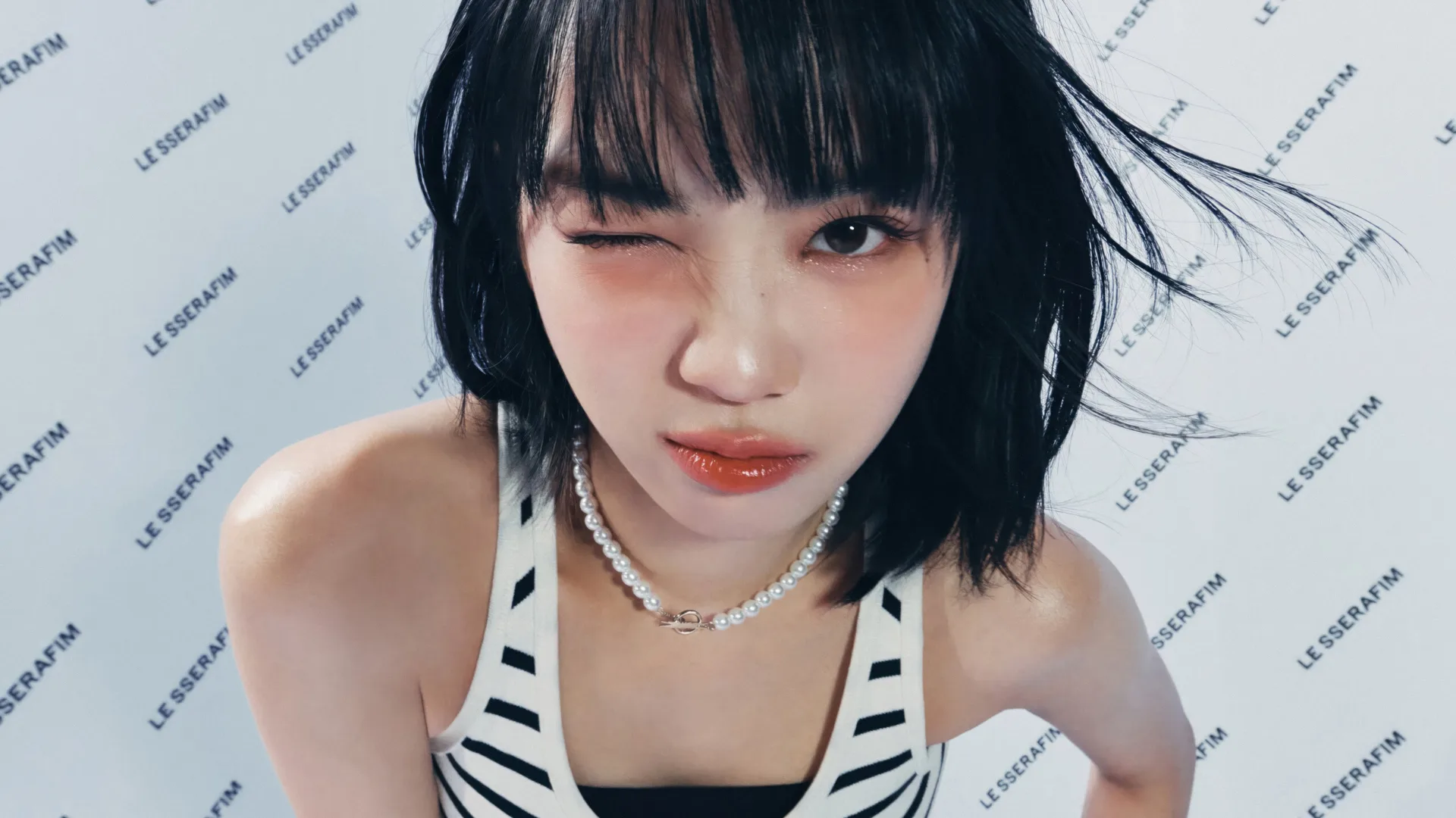 Chaewon de LE SSERAFIM realiza "curioso" baile frente al edificio HYBE y se llena de comentarios
